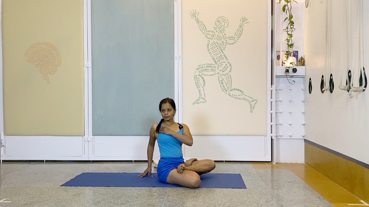 Virabhadrasana1: The Twist and the Backarch in the Standing Asana - Image 3